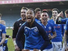 „Cítite, keď sa klub riadi správne, a je to tu nezameniteľné – toto vyhráme“: Cesta Rochdale cez tragédiu, exil a takmer zabudnutie až po titánsku prestrelku Zosnulý Joe Thompson, hrdina z Rochdale, ktorý strelil gól, ktorý udržal klub v League One v roku 2018. Jeho blízky priateľ Ian Henderson stojí po Thompsonovej ľavici