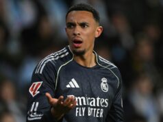 „Fanúšikovia Trenta Alexandra-Arnolda sú oklamaní – pekné prihrávky neospravedlňujú obrovskú neschopnosť“ Umelá inteligencia Harryho Brenta