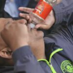 Jeden fanúšik Manchestru City sa stal virálnym, keď zosmiešňoval Arsenal počas víťazstva tímu Pepa Guardiolu 3:0 na ihrisku Chelsea