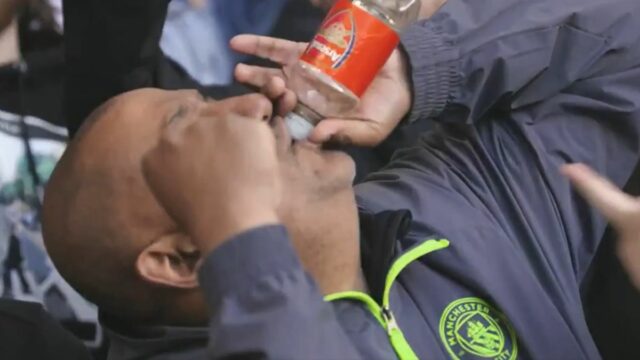 „Fľašovači“ Arsenalu sa posmievali brutálnym posmechom fanúšikov Man City počas Jeden fanúšik Manchestru City sa stal virálnym, keď zosmiešňoval Arsenal počas víťazstva tímu Pepa Guardiolu 3:0 na ihrisku Chelsea