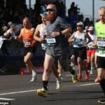 Russell Cook (v strede) povedal, že nezabehol svoj cieľový čas londýnskeho maratónu menej ako dve hodiny a 35 minút, pretože si potreboval urobiť kaviár na začiatku pretekov.