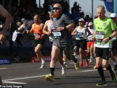 „Hardest Geezer“, ktorý prebehol celú Afriku, sa bráni tvrdeniam spochybňujúcim jeho ospravedlnenie pre londýnsky maratón po tom, čo obvinil zmeškanie cieľového času, že sa pošpinil uprostred pretekov. Russell Cook (v strede) povedal, že nezabehol svoj cieľový čas londýnskeho maratónu menej ako dve hodiny a 35 minút, pretože si potreboval urobiť kaviár na začiatku pretekov.