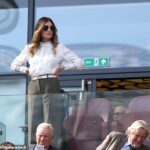 Teraz je preč, ale v kanceláriách na londýnskom štadióne by vždy vedeli, kedy sa barónka Bradyová chystá prísť.