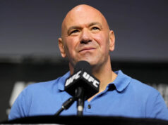„Kto dáva ako***?“: Ako sa nová obľúbená odpoveď Dana Whitea stala nešťastnou mantrou UFC SEATTLE, WASHINGTON – 28. marca: Prezident a generálny riaditeľ UFC Dana White hovorí počas tlačovej konferencie po zápase počas UFC Fight Night: Adesanya vs Pyfer v Climate Pledge Arena 28. marca 2026 v Seattli, Washington. (Foto: Mat Hayward/Getty Images)