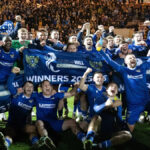 Grafika tabuľky škótskeho šampionátu s obrázkom manažéra St Johnstone Sima Valakariho, ktorý vyhral titul