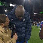 Jean-Philippe Mateta bol videný s ramenom okolo reportérky TNT Sports Olivie Buzaglovej počas pozápasového rozhovoru po víťazstve Crystal Palace nad Fiorentinou 3:0.