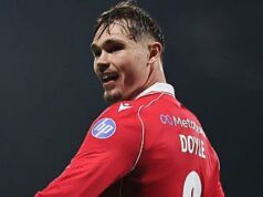 „Zlý moment“ pre tím sezóny – Doylov obrat Siriki Dembele z Oxford United je vo vzduchu a Callum Doyle sa kĺže po ihrisku po zákroku.