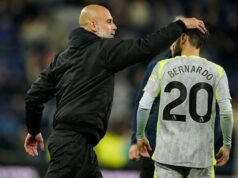12 minút chaosu, kedy Man City zahodilo boj o titul Guehiho chyba pri vyrovnávaní Barryho bola v momente, keď sa zápas otočil (Getty)
