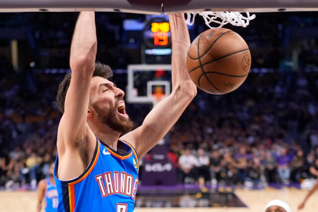NBA dnes skóruje Chet Holmgren Thunder vs Lakers Game 4 Play-off NBA