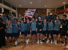 24 hráčov Arsenalu, ktorí získajú medailu víťazov Premier League Hráči Arsenalu oslavujú zisk titulu v Premier League