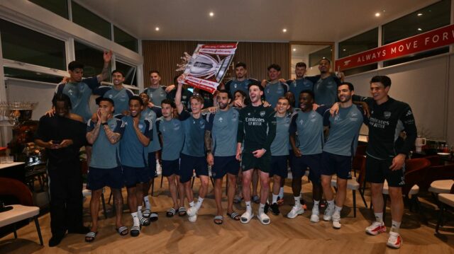 Hráči Arsenalu oslavujú zisk titulu v Premier League