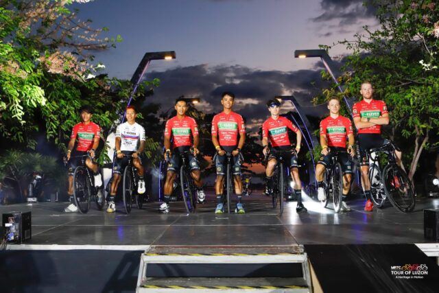 SÚBOR – Fanúšikovia Mervin Corpuz a 7-Eleven Roadbike Philippines riadia klasifikáciu tímov v našom Luzone. 