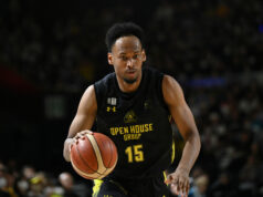 AJ Edu, Quentin Millora-Brown poháňaný ambíciami na titul AJ Edu Gunma Crane Thunders počas zápasu v japonskej B.League