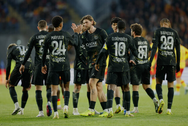 Hráči PSG oslavujú po tom, čo neviditeľný Khvicha Kvaratskhelia strelil úvodný gól počas futbalového zápasu francúzskej ligy 1 medzi Lens a Paris Saint Germain v Lens na severe Francúzska v stredu 13. mája 2026.