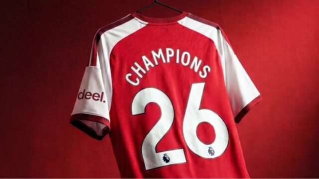 Tričko Arsenal s potlačou „Champions 26“.