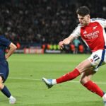 PARÍŽ, FRANCÚZSKO - 7. MÁJ: Declan Rice z Arsenalu prešiel loptou pod tlakom Vitinhu z PSG počas semifinálového zápasu druhej časti Ligy majstrov UEFA 2024/25 medzi Paris Saint-Germain a Arsenal FC v Parc des Princes 7. mája 2025 v Paríži vo Francúzsku. (Foto David Price/Arsenal FC cez Getty Images)