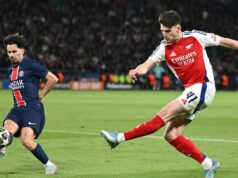 Ako sledovať PSG vs Arsenal vo finále Ligy majstrov – skorý výkop, televízny kanál a ďalšie PARÍŽ, FRANCÚZSKO - 7. MÁJ: Declan Rice z Arsenalu prešiel loptou pod tlakom Vitinhu z PSG počas semifinálového zápasu druhej časti Ligy majstrov UEFA 2024/25 medzi Paris Saint-Germain a Arsenal FC v Parc des Princes 7. mája 2025 v Paríži vo Francúzsku. (Foto David Price/Arsenal FC cez Getty Images)