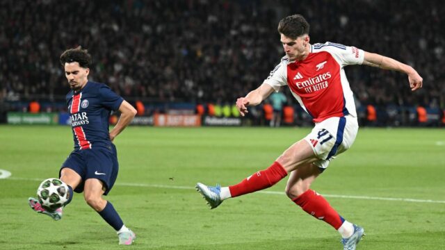 PARÍŽ, FRANCÚZSKO - 7. MÁJ: Declan Rice z Arsenalu prešiel loptou pod tlakom Vitinhu z PSG počas semifinálového zápasu druhej časti Ligy majstrov UEFA 2024/25 medzi Paris Saint-Germain a Arsenal FC v Parc des Princes 7. mája 2025 v Paríži vo Francúzsku. (Foto David Price/Arsenal FC cez Getty Images)