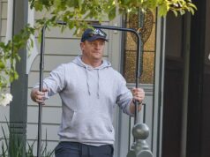 Ako tieto fotky ukazujú, že veľký Michael Voss prechádza ĎALŠOU obrovskou životnou zmenou tesne po rezignácii ako tréner Carltonu Michael Voss bol videný, ako si balí svoje auto s vecami z jeho domu po tom, čo bol dom vrátený na trh prenajímateľov