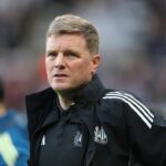 NEWCASTLE UPON TYNE, ANGLICKO - 17. MÁJ: Eddie Howe, manažér Newcastle United, sleduje pred zápasom Premier League medzi Newcastle United a West Ham United v St James' Park 17. mája 2026 v Newcastle upon Tyne v Anglicku. (Foto: Ian MacNicol/Getty Images)