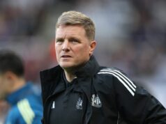 Alan Shearer má po otázkach týkajúcich sa práce v Newcastle úplne jasno v situácii, keď Eddie Howe prepustil NEWCASTLE UPON TYNE, ANGLICKO - 17. MÁJ: Eddie Howe, manažér Newcastle United, sleduje pred zápasom Premier League medzi Newcastle United a West Ham United v St James' Park 17. mája 2026 v Newcastle upon Tyne v Anglicku. (Foto: Ian MacNicol/Getty Images)