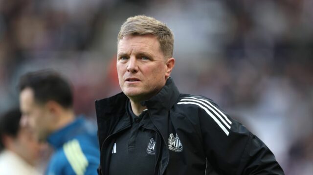 NEWCASTLE UPON TYNE, ANGLICKO - 17. MÁJ: Eddie Howe, manažér Newcastle United, sleduje pred zápasom Premier League medzi Newcastle United a West Ham United v St James' Park 17. mája 2026 v Newcastle upon Tyne v Anglicku. (Foto: Ian MacNicol/Getty Images)