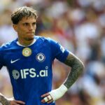 Alejandro Garnacho z Chelsea sa pozerá na semifinálový zápas Emirates FA Cup medzi Chelsea a Leeds United 26. apríla 2026 v Londýne v Anglicku.