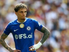 Alejandro Garnacho vyhodil varovanie Chelsea, pretože rozhodnutie o prestupe BlueCo závisí od jednej veci Alejandro Garnacho z Chelsea sa pozerá na semifinálový zápas Emirates FA Cup medzi Chelsea a Leeds United 26. apríla 2026 v Londýne v Anglicku.