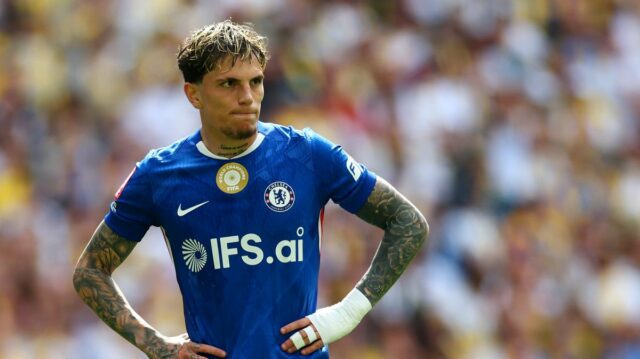 Alejandro Garnacho z Chelsea sa pozerá na semifinálový zápas Emirates FA Cup medzi Chelsea a Leeds United 26. apríla 2026 v Londýne v Anglicku.