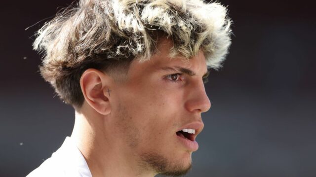 Alejandro Garnacho sa pozerá pred zápasom Premier League medzi Sunderlandom a Chelsea na Stadium of Light 24. mája 2026