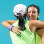 Alex Eala a Janice Tjen v akcii počas turnaja dvojíc Abu Dhabi Open.