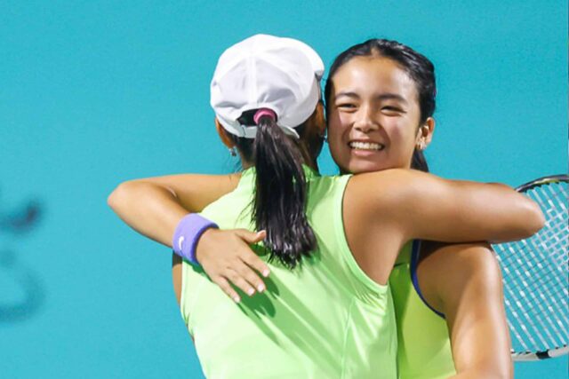 Alex Eala a Janice Tjen v akcii počas turnaja dvojíc Abu Dhabi Open.