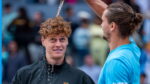 Alexander Zverev sa prinútil ospravedlniť sa a Jannik Sinner povedal, kto by ho mohol poraziť