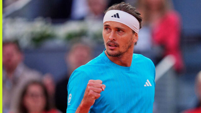 Alexander Zverev zápasí s Rogerom Federerom, Rafaelom Nadalom a Novakom Alexander Zverev zápasí s Rogerom Federerom, Rafaelom Nadalom a Novakom Djokovičom po poslednom víťazstve na Roland Garros