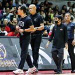 Športový riaditeľ SMC a guvernér tímu Ginebra Alfrancis Chua počas zápasu proti Rain or Shine Elasto Painters v semifinále PBA Commissioner's Cup 2026
