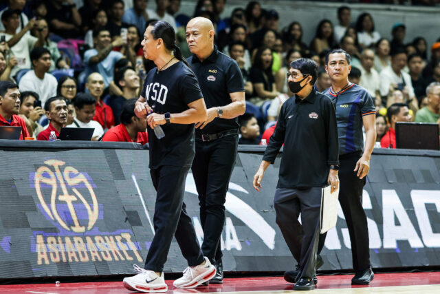Športový riaditeľ SMC a guvernér tímu Ginebra Alfrancis Chua počas zápasu proti Rain or Shine Elasto Painters v semifinále PBA Commissioner's Cup 2026