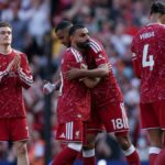 Mohamed Salah z Liverpoolu objíma spoluhráča Codyho Gakpa, keď je vystriedaný počas zápasu Premier League medzi Liverpoolom a Brentfordom na Anfielde 24. mája 2026 v Liverpoole v Anglicku.