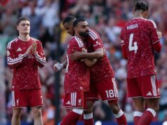 Alternatívna sezóna Liverpoolu 2025/26 s hviezdou Man City a prepojením s Jugenom Kloppom Mohamed Salah z Liverpoolu objíma spoluhráča Codyho Gakpa, keď je vystriedaný počas zápasu Premier League medzi Liverpoolom a Brentfordom na Anfielde 24. mája 2026 v Liverpoole v Anglicku.