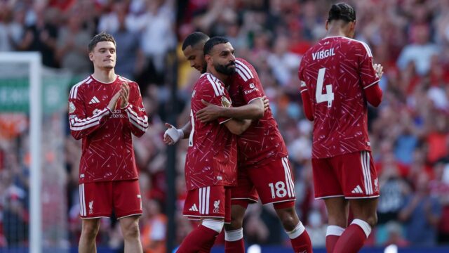 Alternatívna sezóna Liverpoolu 2025/26 s hviezdou Man City a prepojením Mohamed Salah z Liverpoolu objíma spoluhráča Codyho Gakpa, keď je vystriedaný počas zápasu Premier League medzi Liverpoolom a Brentfordom na Anfielde 24. mája 2026 v Liverpoole v Anglicku.
