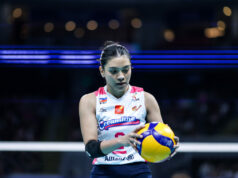 Alyssa Valdez, Kianna Dy, Erika Santos hlavné ceny PVL Creamline Cool Smashers' počas zápasu na PVL All-Filipino Conference.