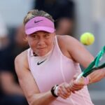 Američanka Amanda Anisimová v akcii počas zápasu prvého kola proti Francúzke Tiantsoa Sarah Rakotomanga Rajaonah 25. mája 2026 na French Open v Paríži.