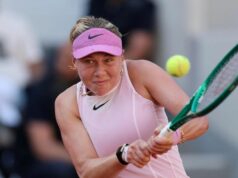 Amanda Anisimová sa vracia do akcie, vyhrala zápas prvého kola v Paríži Američanka Amanda Anisimová v akcii počas zápasu prvého kola proti Francúzke Tiantsoa Sarah Rakotomanga Rajaonah 25. mája 2026 na French Open v Paríži.