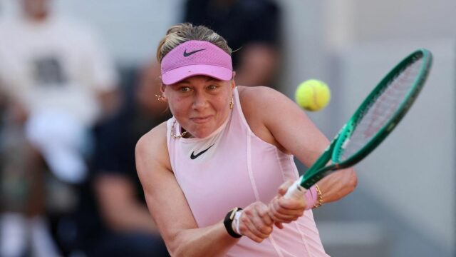 Američanka Amanda Anisimová v akcii počas zápasu prvého kola proti Francúzke Tiantsoa Sarah Rakotomanga Rajaonah 25. mája 2026 na French Open v Paríži.