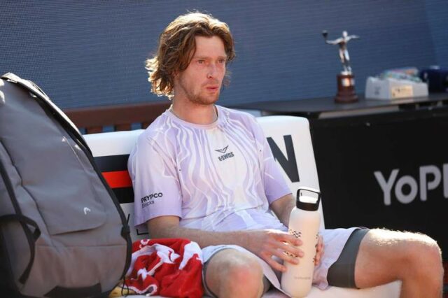 Mutua Madrid Open 2026 – 5. deň Andrey Rublev z Ruska súperí s Vitom Koprivom z Českej republiky počas zápasu mužskej dvojhry v piatom dni turnaja Mutua Madrid Open v La Caja Magica 24. apríla 2026 v Madride v Španielsku. Madrid Madrid Španielsko PUBLICATIONxNOTxINxFRA Copyright: xMiguelxReisx originalFilename:reis-notitle260424_npTkY.jpg