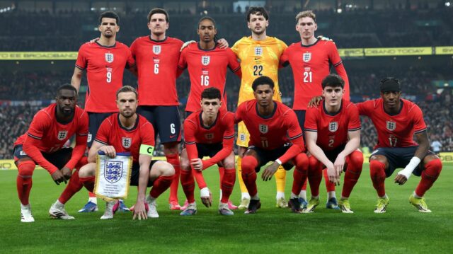 Hráči Anglicka sa fotia pred medzinárodným priateľským zápasom medzi Anglickom a Uruguajom na štadióne Wembley