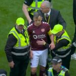 Kapitána Hearts Lawrencea Shanklanda museli odprevadiť stewardi