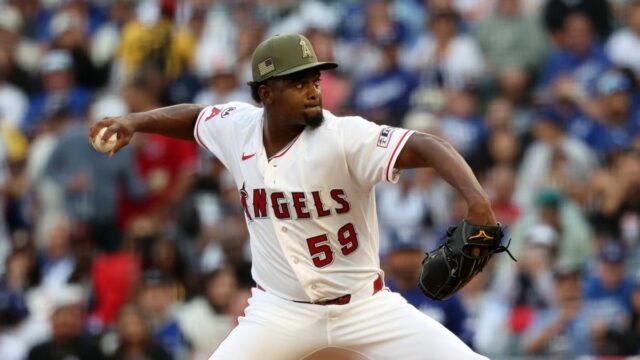 16. mája 2026; Anaheim, Kalifornia, USA; Nadhadzovač Los Angeles Angels Jose Soriano (59) nastúpi počas prvej zmeny proti Los Angeles Dodgers na Angel Stadium. Povinný kredit: Kiyoshi Mio-Imagn Images