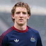 Anthony Gordon posiela prvý odkaz fanúšikom Barcelony