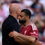 Mohamed Salah z Liverpoolu sa objíma s Arne Slotom, manažérom Liverpoolu, po vystriedaní počas zápasu Premier League medzi Liverpoolom a Brentfordom na Anfielde 24. mája 2026 v Liverpoole v Anglicku.