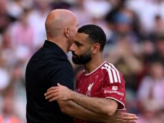 Arne Slot je prvotriedny hráč, ale jeho titul vypršal a teraz je na skúške v Liverpoole Mohamed Salah z Liverpoolu sa objíma s Arne Slotom, manažérom Liverpoolu, po vystriedaní počas zápasu Premier League medzi Liverpoolom a Brentfordom na Anfielde 24. mája 2026 v Liverpoole v Anglicku.